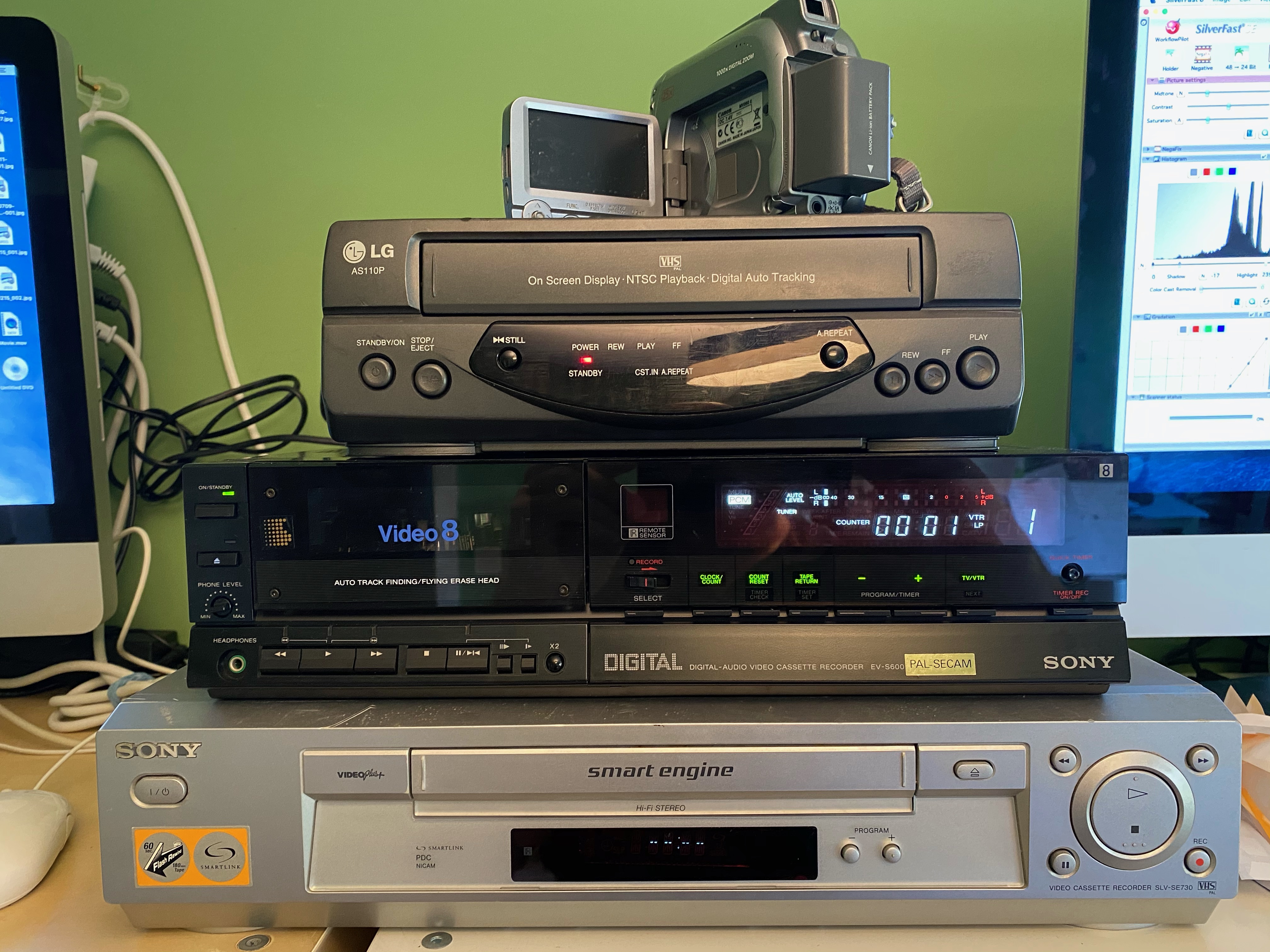 Magnétoscopes et matériel utilisés pour numériser des VHS dans notre atelier