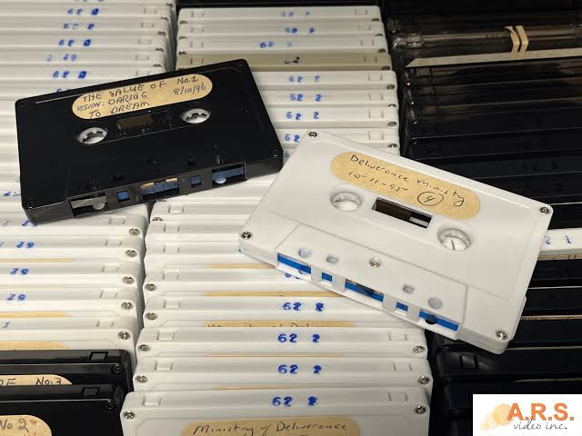 Collection d'anciennes cassettes audio étiquetées