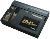 Cassette MiniDV insérée dans un caméscope numérique